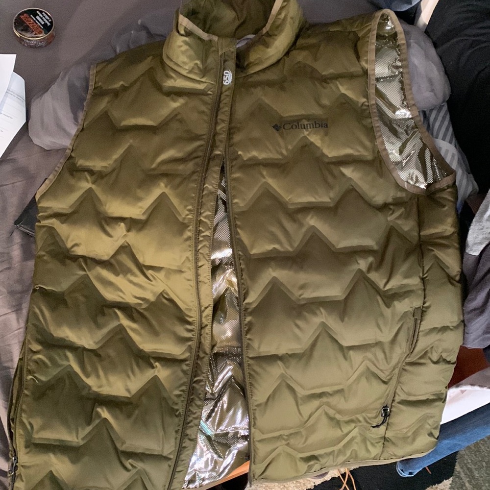 Mens Columbia best. Kinda an army green